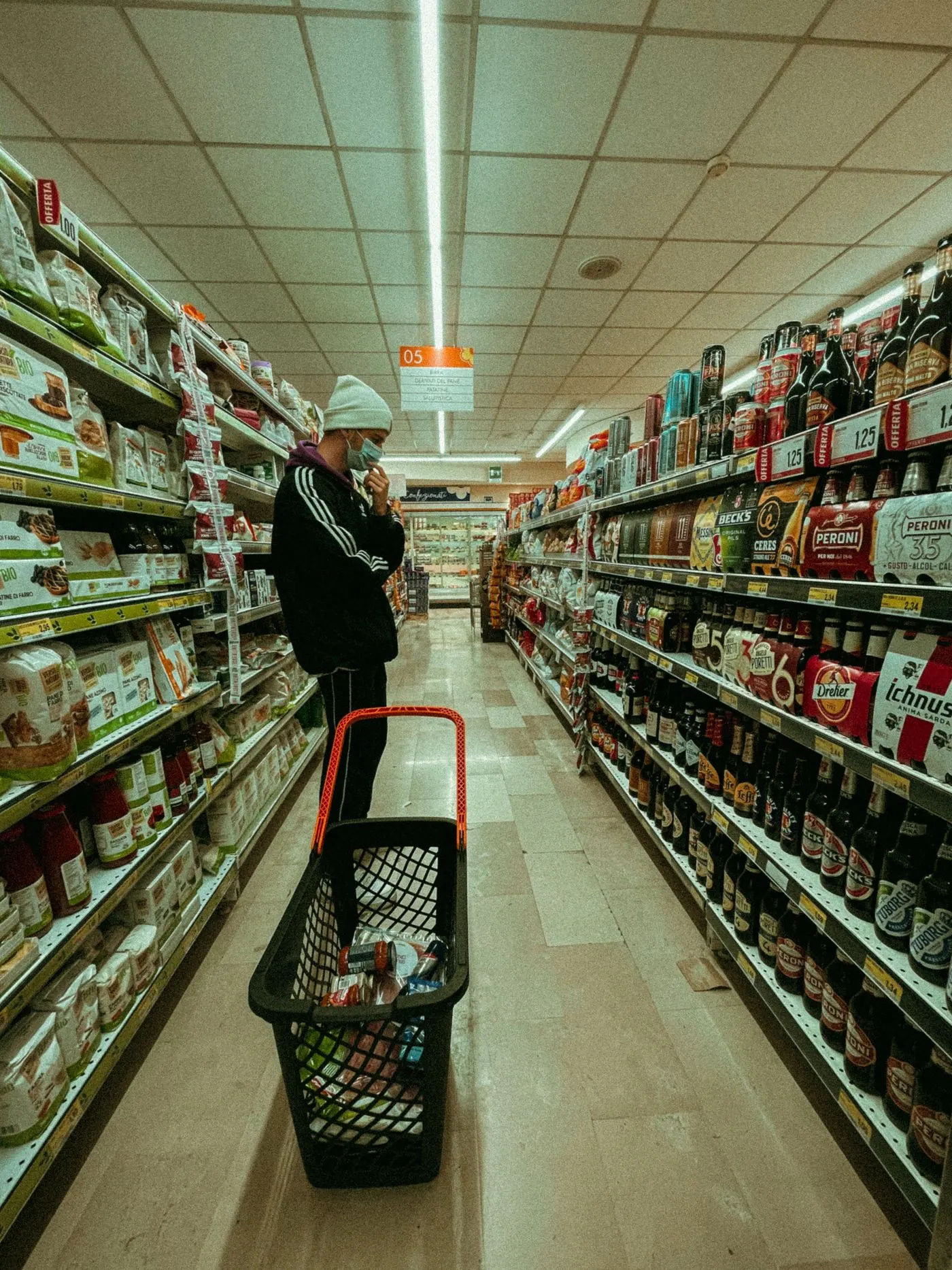 Corredor de supermercado com carrinho de compras