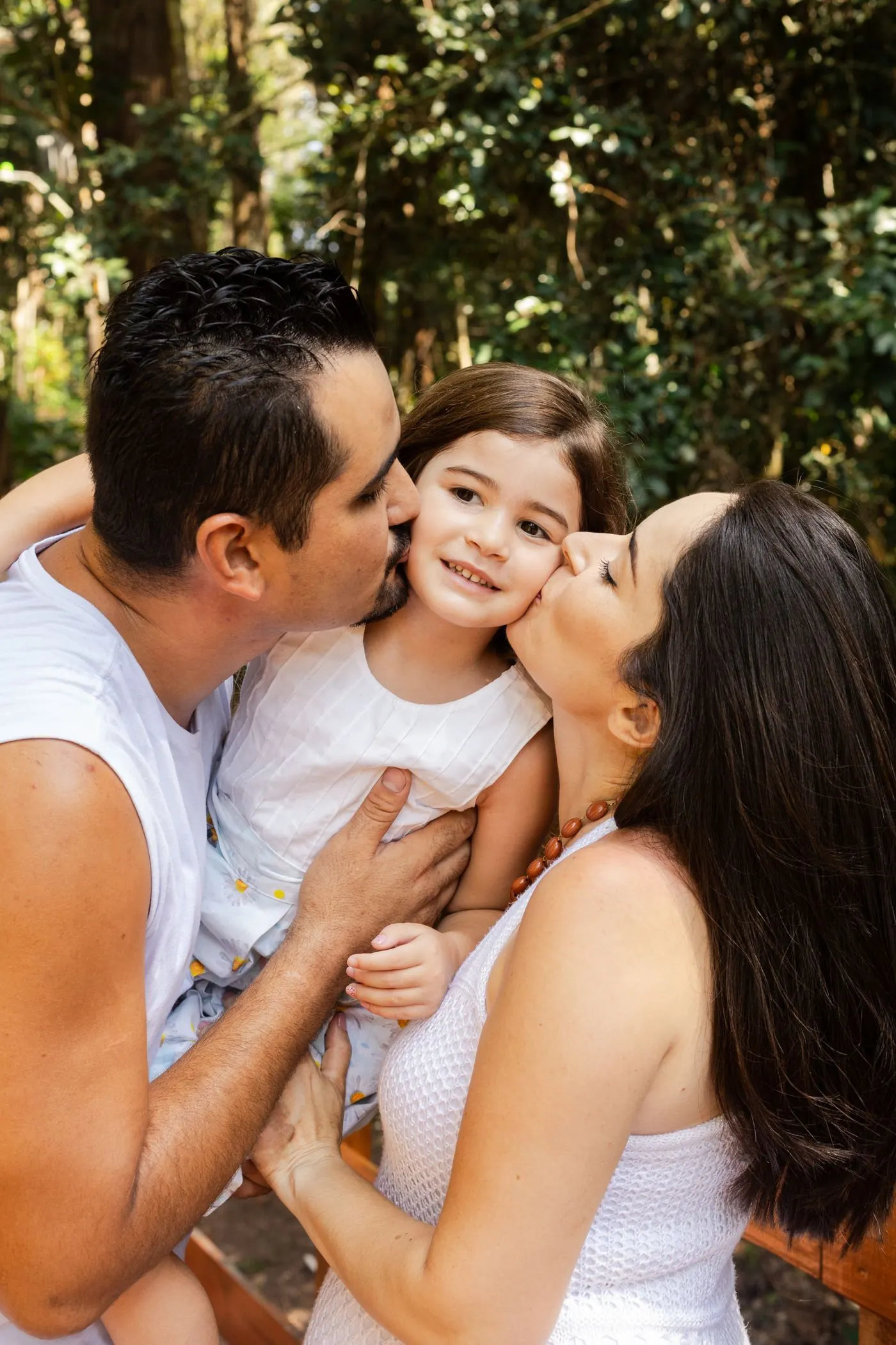 Família abraçada sorrindo ao ar livre
