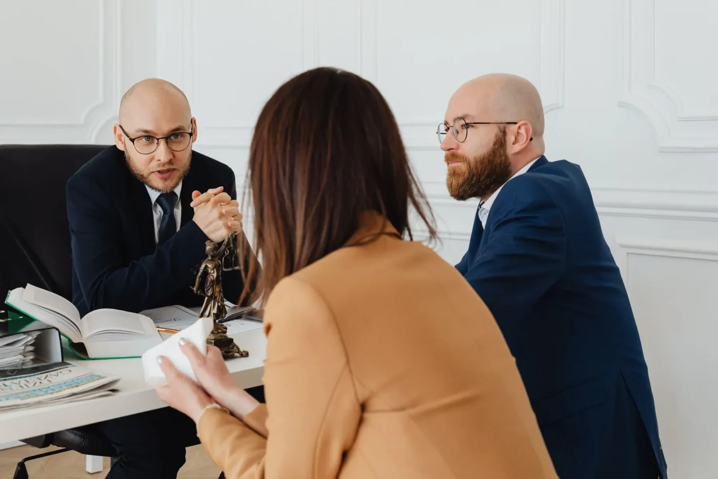 Advogado atendendo uma cliente à mesa do escritório