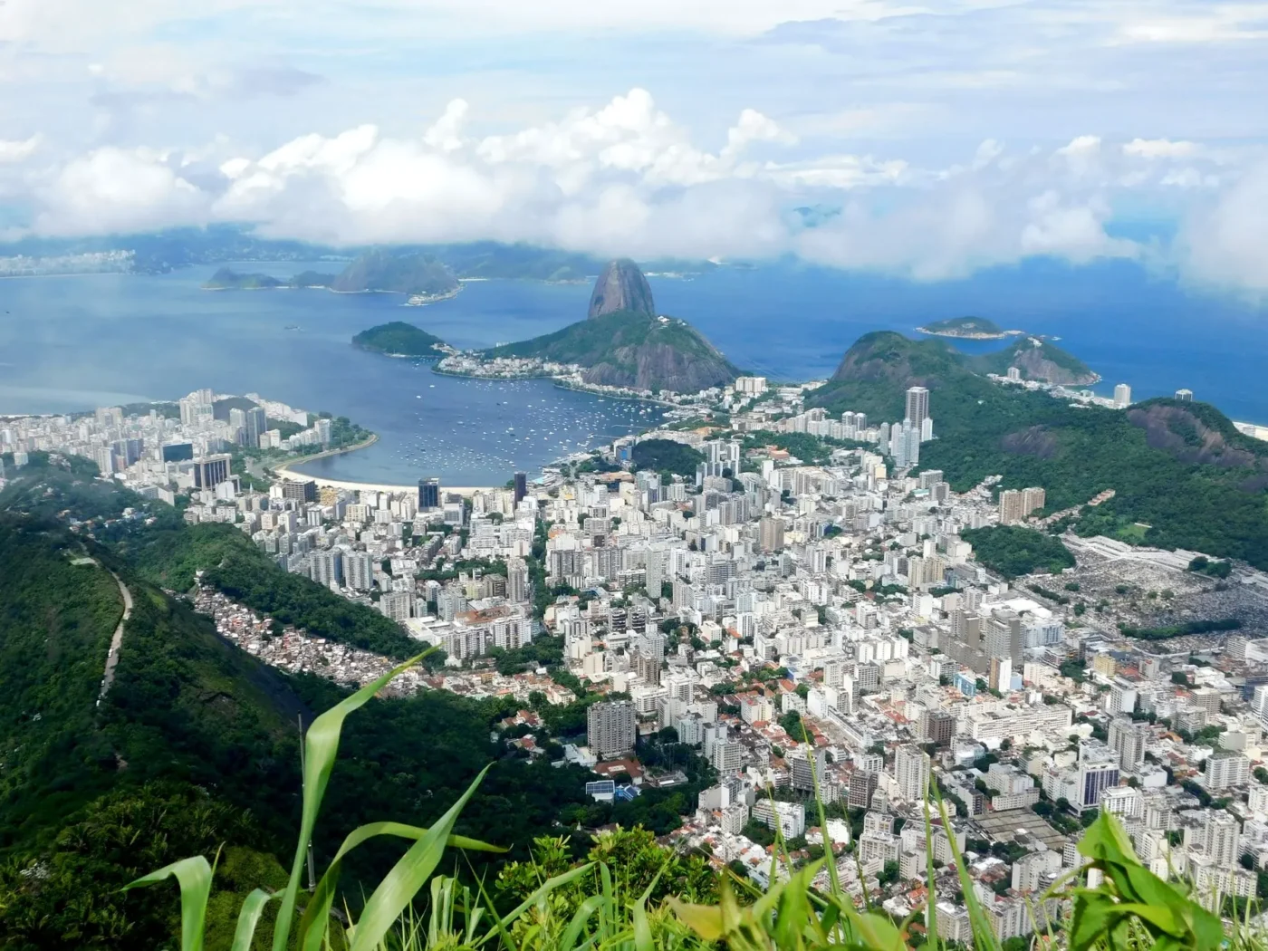 Vista do alto da cidade do Rio de Janeiro com o Pão de Açúcar